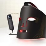 LED Maske Gesicht, Rotlicht Maske Gesicht Fünf Modi, Fernbedienung, 4000 mAh, Aufbewahrungstasche, Kopfband, Augenpolster, für Büro und Zuhause, Geschenk für Mutter, Mädchen (schwarz)
